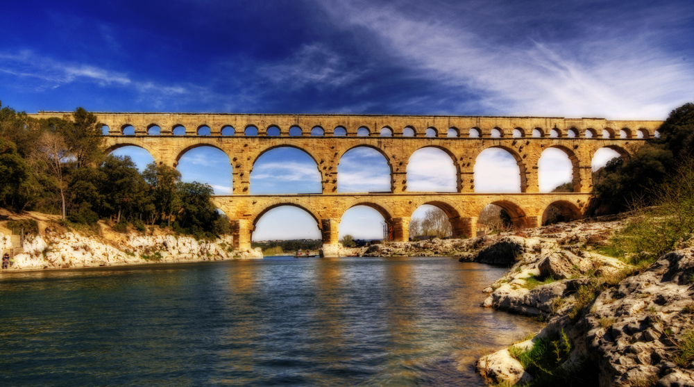 roman architecture aqueduct pont du gard